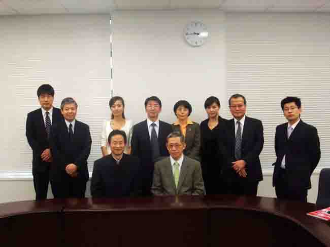 與客戶合影（左前一、我公司董事長）